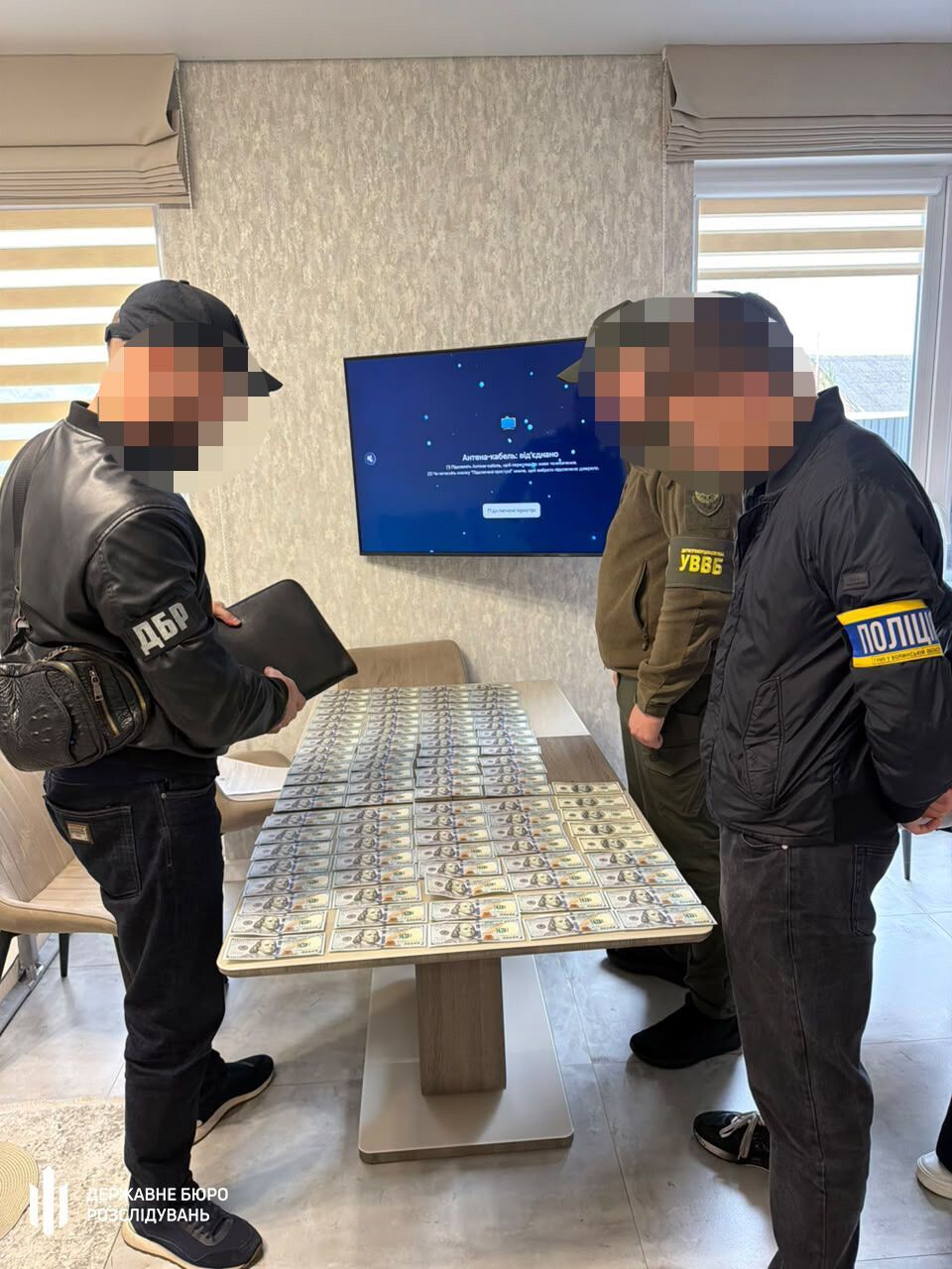 прикордонник продавав ''пакети'' виїзду за кордон