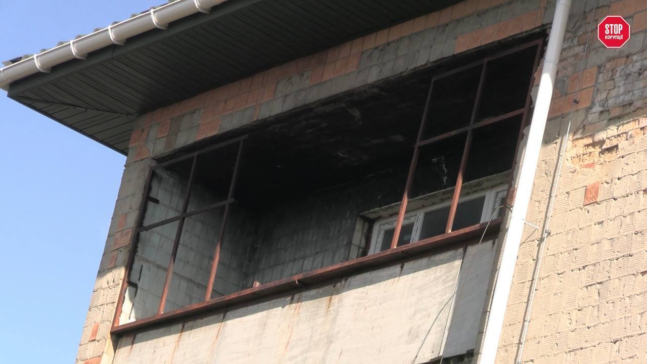 Будинок у Макарові: на верхніх поверхах досі сліди пожежі