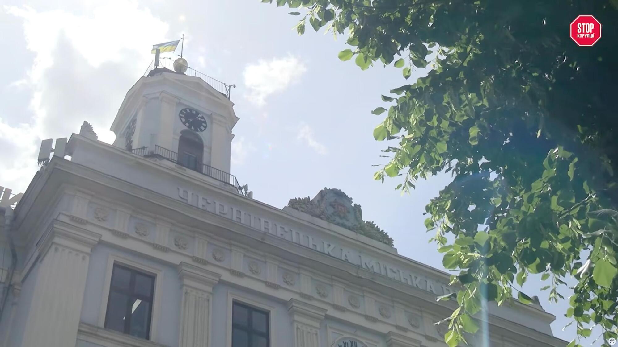 Черновицкий городской совет, который вместе с Управлением коммунальной собственности ведет судебную борьбу за помещение по улице Бандеры, 5