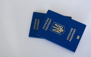 Кому за границей могут не выдать паспорт: в ДМС назвали условие