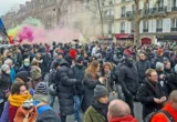 Протесты во Франции: газ в Париже и пиньята с головой Макрона