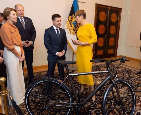 Від килима Кучми до пістолета Зеленського: найдивніші й найдорожчі подарунки українським президентам