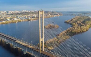 Как будут работать мосты Киева во время воздушной тревоги: названы ограничения