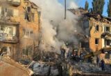 В Киеве обломки БпЛА упали на школьный стадион: на место следуют экстренные службы