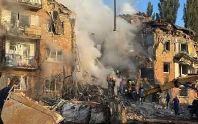У Києві уламки БпЛА впали на шкільний стадіон: на місце прямують екстрені служби
