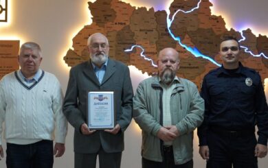 Один спасатель сможет эвакуировать раненого: ученые НАВД создали носилки на колесах