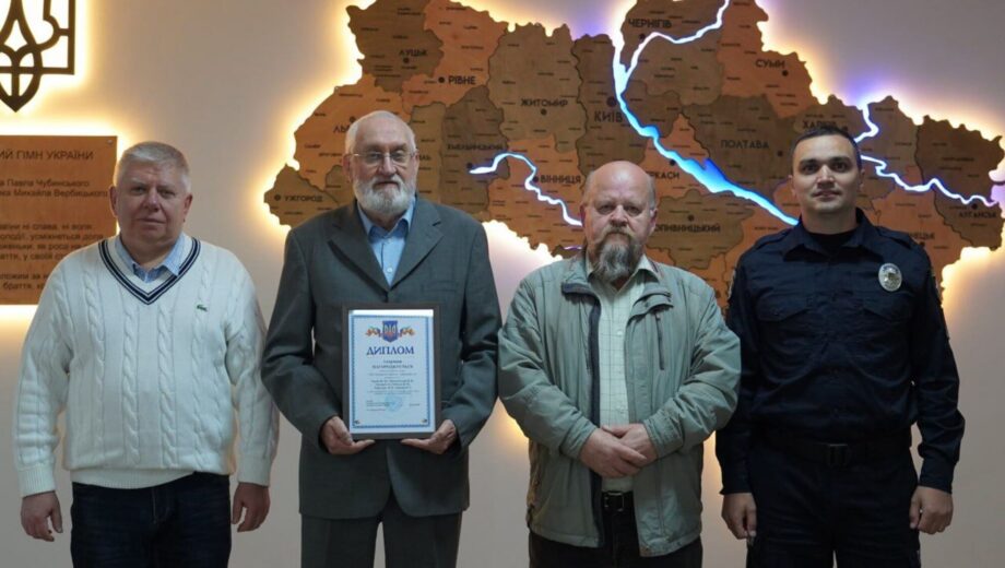 Один спасатель сможет эвакуировать раненого: ученые НАВД создали носилки на колесах