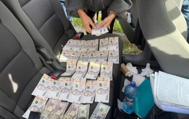 По 3 тысячи долларов за »услуги»: в Киевской области разоблачили две коррупционные схемы