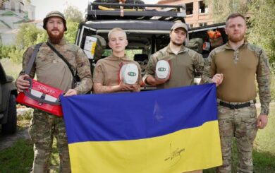 ”Реанімація на передовій”: Олег Крот, фонд ”Надія” та Християнський корпус забезпечують Перший медбат апаратами EasyPulse