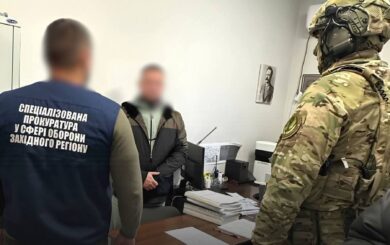 Избиения, угрозы оружием и взятки: на Буковине разоблачили пять военных ТЦК и правоохранителя