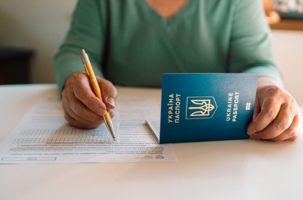 Дитина за кордон без згоди другого з батьків: які правила діють в Україні