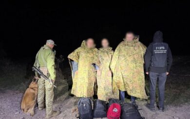 У маскувальних плащах і в обхід блокпостів: троє донеччан пробиралися до Молдови
