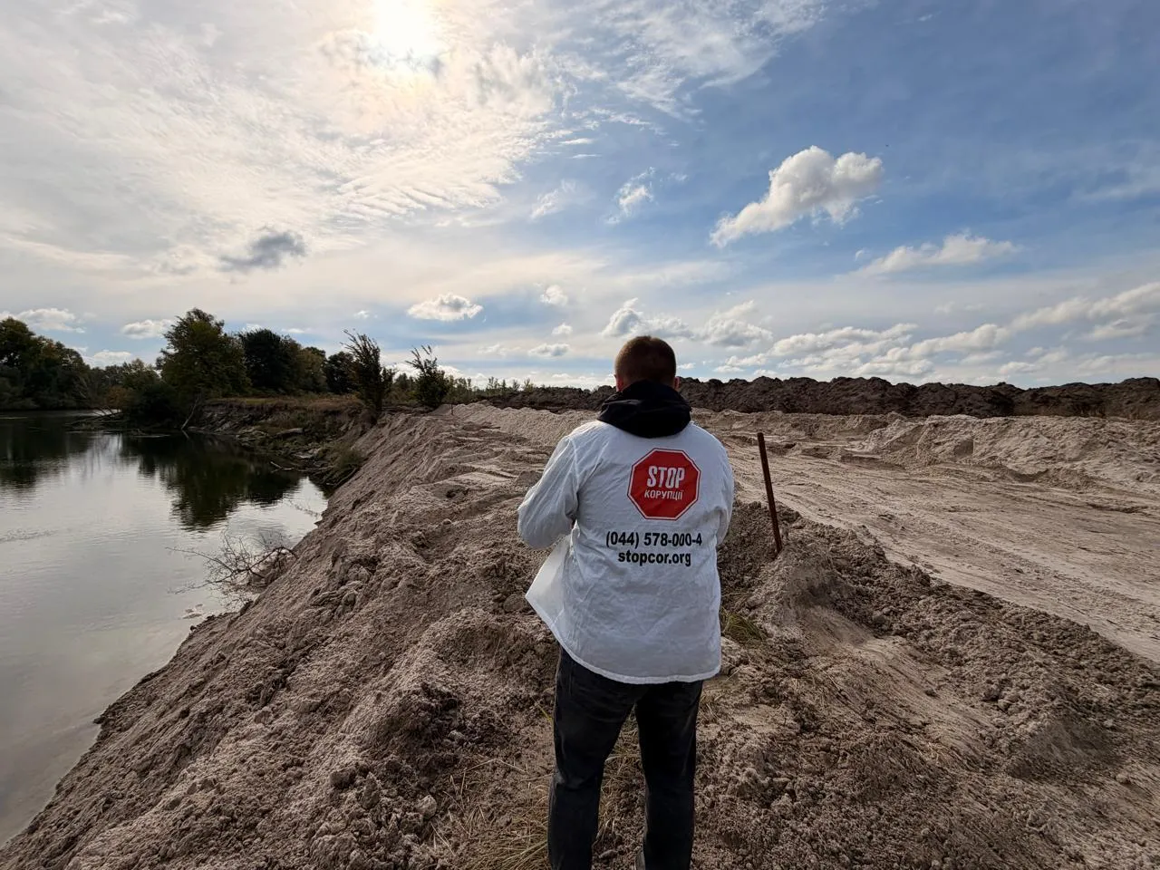 Став для риби чи піщаний кар'єр? На Київщині під виглядом копання водойми засипають річку Рать (фото)