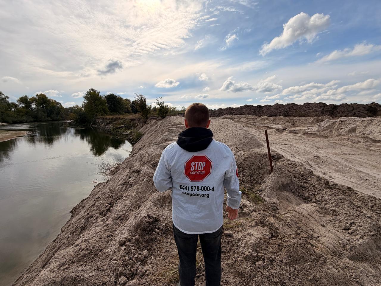 Став для риби чи піщаний кар'єр? На Київщині під виглядом копання водойми засипають річку Рать (фото)