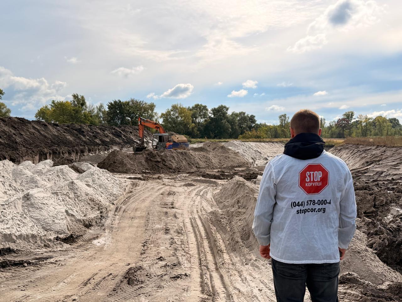 Став для риби чи піщаний кар'єр? На Київщині під виглядом копання водойми засипають річку Рать (фото)