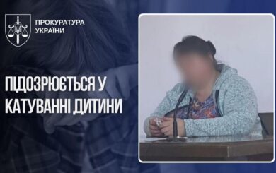 Змушувала ставати колінами на гречку: на Одещині прийомну матір взяли під варту