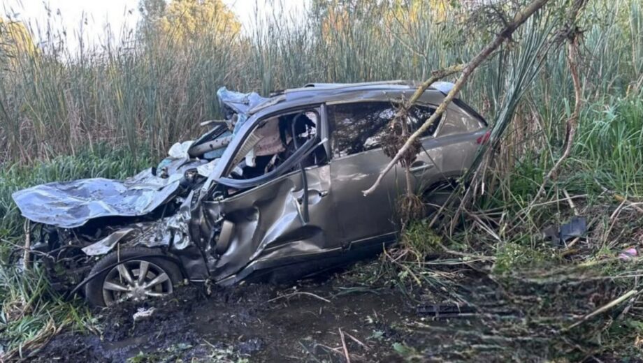 Infiniti взлетел с дороги и врезался в кювет: в Киевской области погиб молодой водитель
