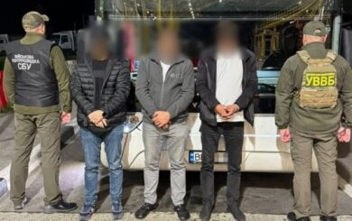 Заплатили $10 тисяч за шанс перетнути кордон: водіїв автобуса затримали на ”Ягодині”