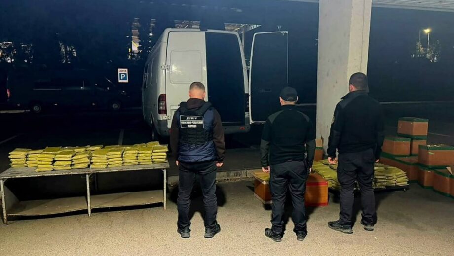 Более 650 кг растительного вещества везли через границу: находку обнаружили в пункте пропуска »Тиса»