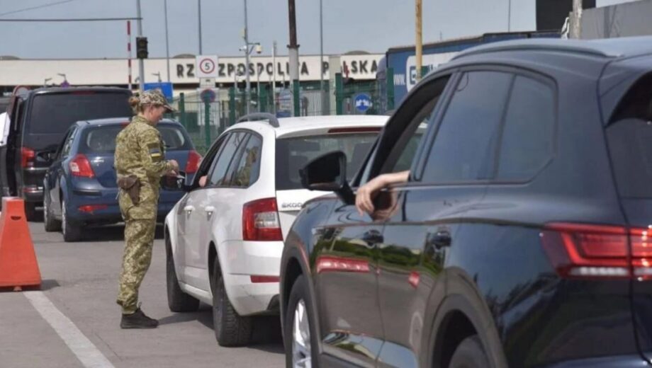 Очереди до 40 часов и сотни грузовиков: что происходит на границе Украины с Польшей