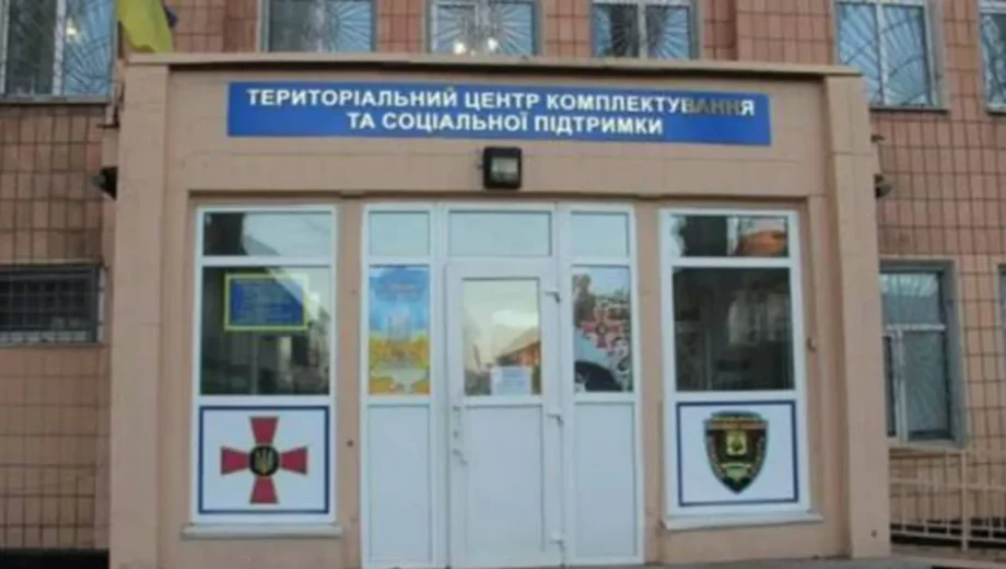 Стрельба в Печерском ТЦК Киева: сообщают о четырех раненых полицейских
