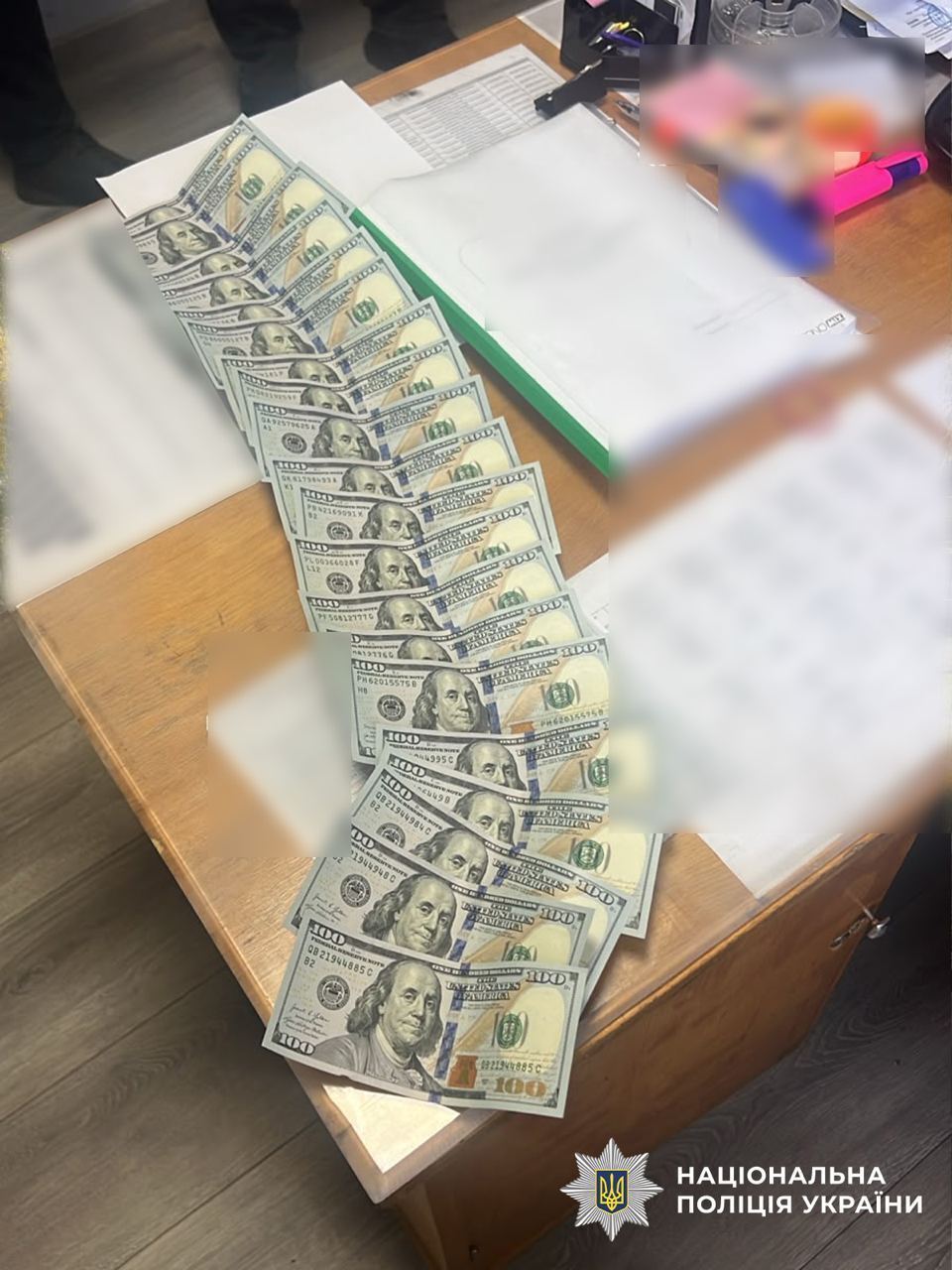 $8 тисяч за втечу від служби та зняття з розшуку