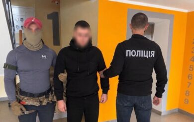 Військовий у СЗЧ, священник і 10 чоловіків у вантажівці: поліція викрила схеми переправлення за кордон