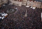 В Чехии тысячи людей протестуют против реформы СМИ: правительство Бабиша хочет изменить финансирование телевидения и радио