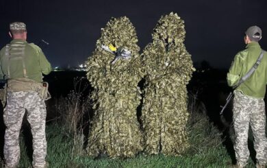 Костюмы »кикимора» не спасли от тепловизора: в Одесской области задержали двух мужчин у границы с Молдовой
