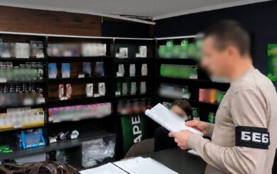 Нелегальные вейпы на 5 млн грн: в Полтаве трем лицам объявили подозрения из-за торговли в 14 киосках