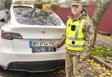 Tesla з військовими номерами біля ТЦК у Хмельницькому: перевірка встановила, кому належить авто