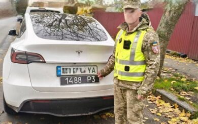 Tesla с военными номерами возле ТЦК в Хмельницком: проверка установила, кому принадлежит авто