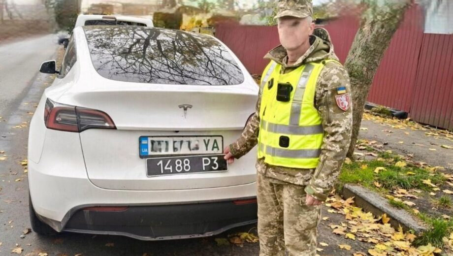 Tesla с военными номерами возле ТЦК в Хмельницком: проверка установила, кому принадлежит авто