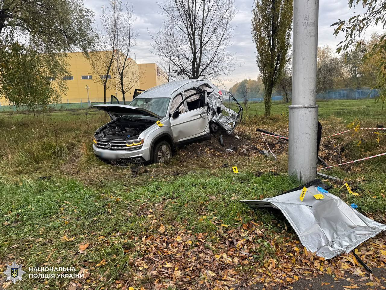 Смертельна ДТП у Києві: Volkswagen врізався в електроопору, загинув 20-річний пасажир