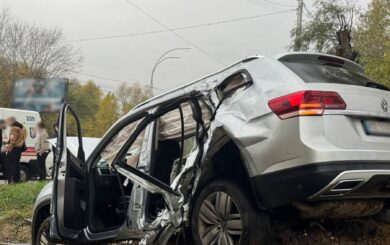 Смертельное ДТП в Киеве: 20-летний пассажир погиб после столкновения Volkswagen с электроопорой