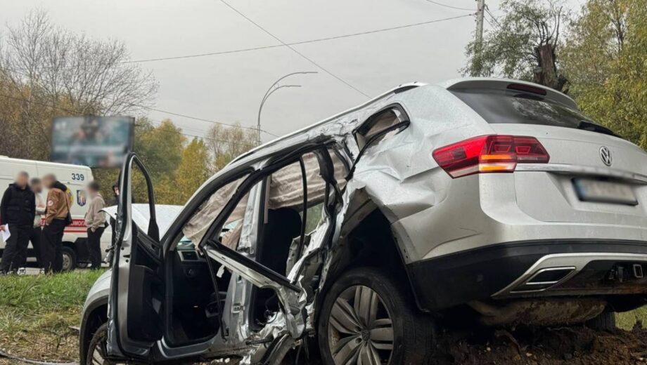 Смертельна ДТП у Києві: 20-річний пасажир загинув після зіткнення Volkswagen з електроопорою