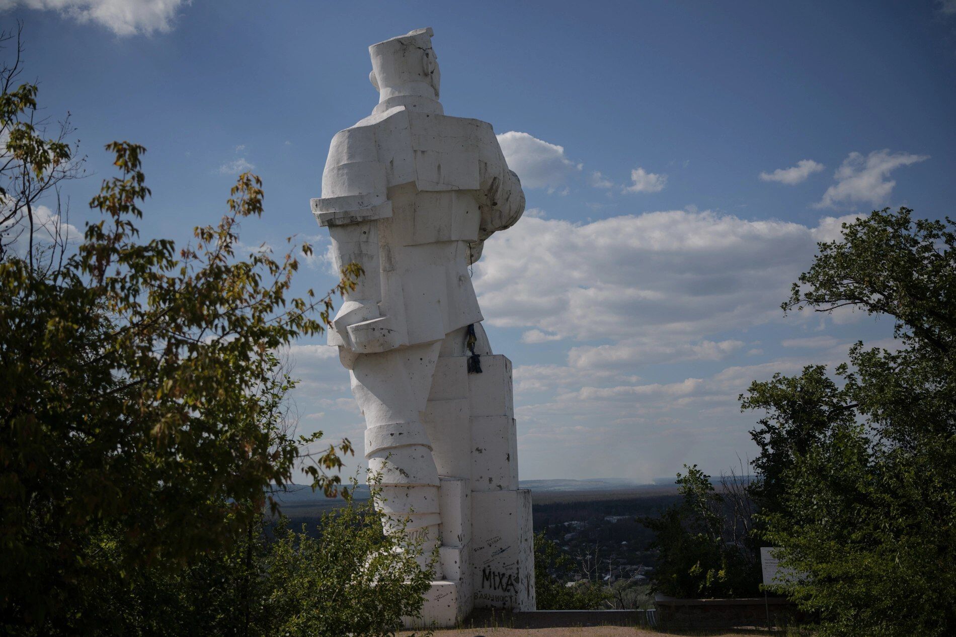 Памятник Артему
