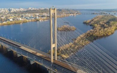 В Киеве полностью перекрыли движение по Южному мосту: что известно
