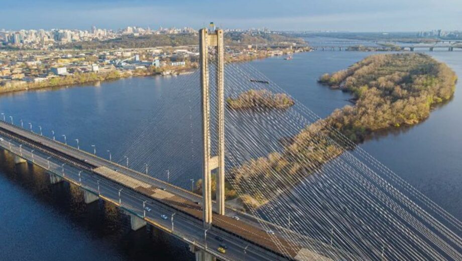 У Києві повністю перекрили рух Південним мостом: що відомо