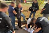 Хабар у шоколадці та оренда квартири за чужий кошт: на Тернопільщині викрили посадовця Укртрансбезпеки