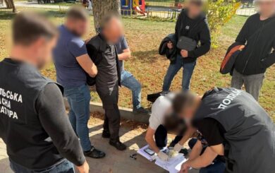 Взятка в шоколадке и аренда квартиры за чужие средства: в Тернопольской области разоблачили чиновника Укртрансбезопасности