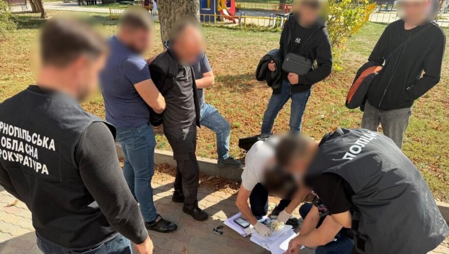 Хабар у шоколадці та оренда квартири за чужий кошт: на Тернопільщині викрили посадовця Укртрансбезпеки