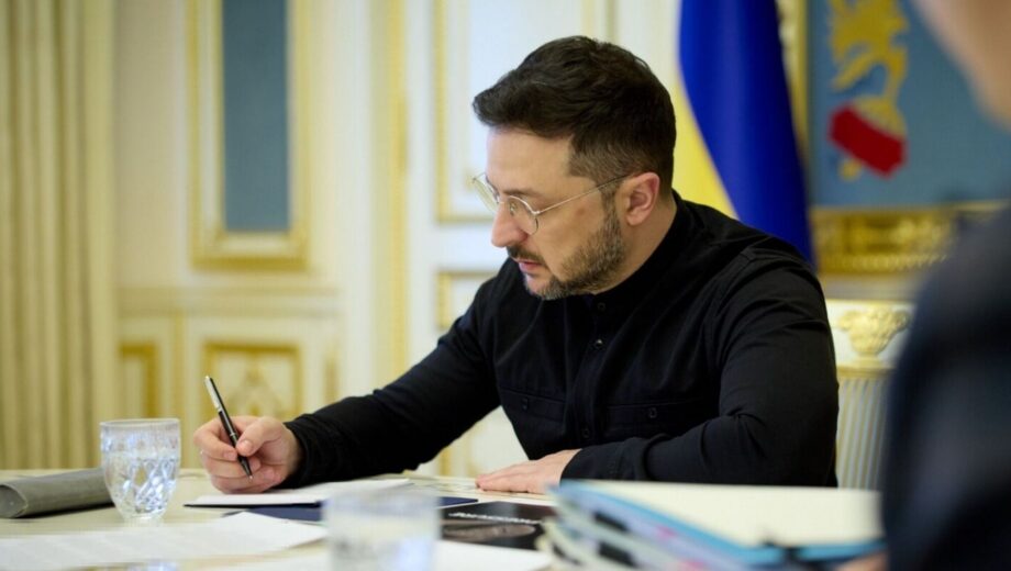 Зеленский подписал законы о военном положении до 2027 года: детали
