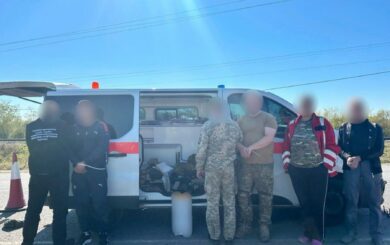 »Скорая» с мужчинами в багажнике и арсеналом оружия: в Закарпатье остановили Renault