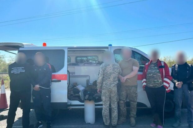 »Скорая» с мужчинами в багажнике и арсеналом оружия: в Закарпатье остановили Renault