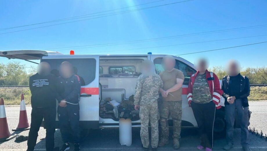»Скорая» с мужчинами в багажнике и арсеналом оружия: в Закарпатье остановили Renault