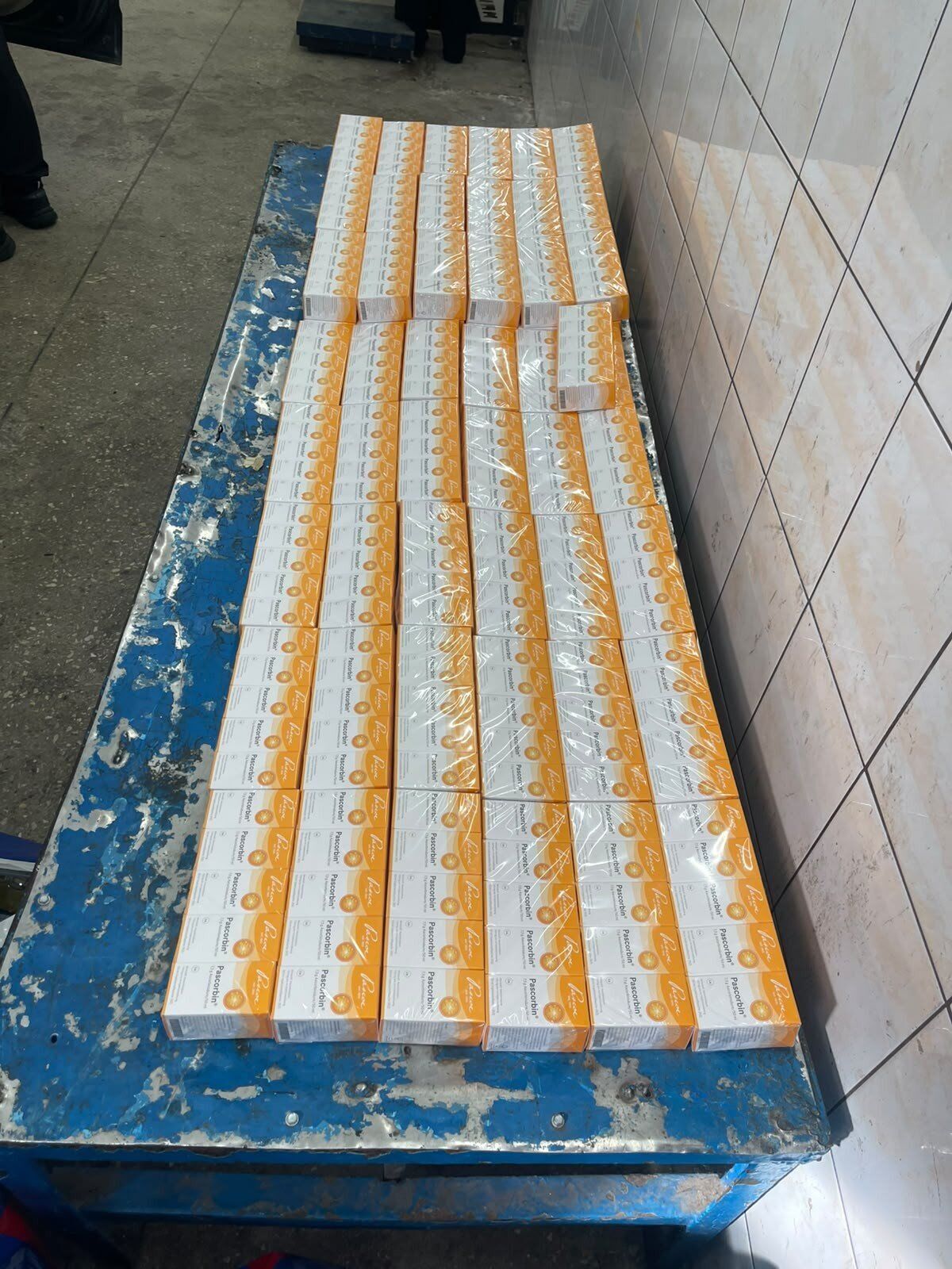 На Буковине в автомобиле из Румынии спрятали 1400 упаковок витаминов на 1,4 млн грн