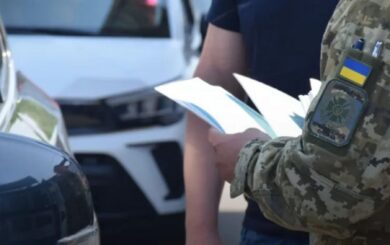 Суд виключив з військового обліку, але на кордоні можуть не випустити: у чому причина